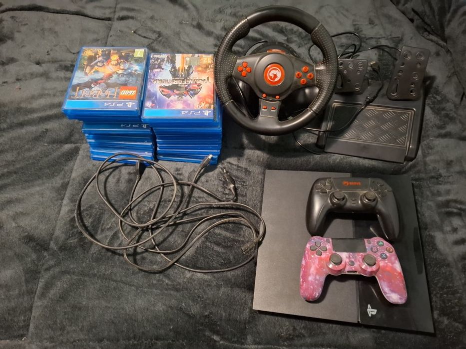 Vând PS 4 cu volan sau separat