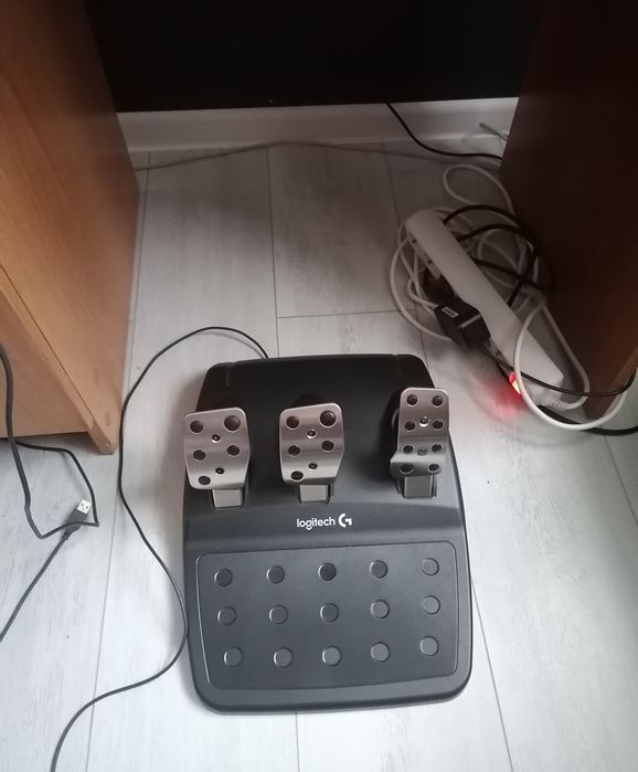 Руль с педалями Logitech g29