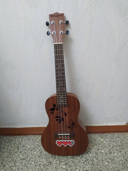 Продаем гитару Укулеле