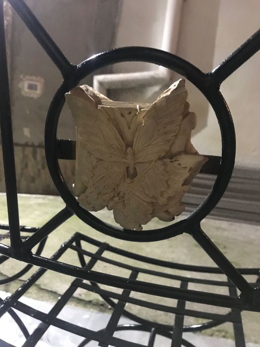 Scaune de grădina din fier forjat .