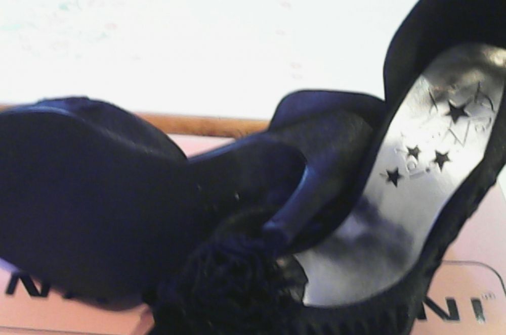 Vand pantofi de ocazie.