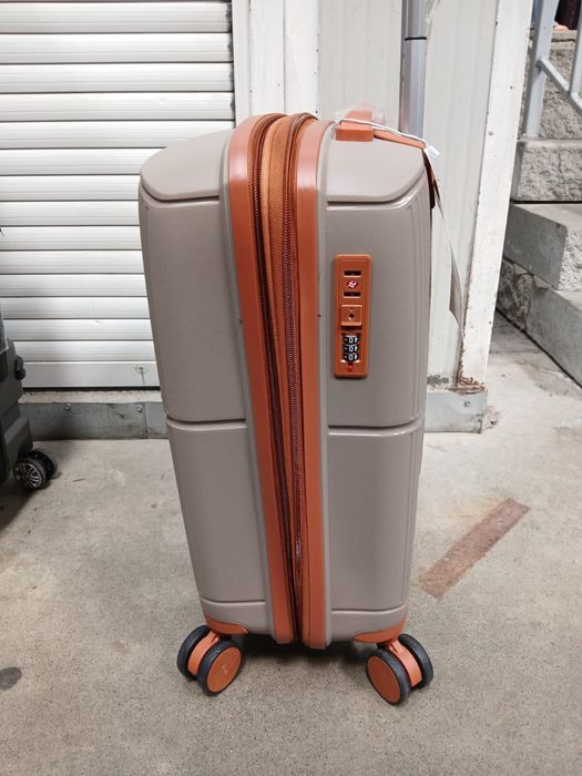 Valiza/Troler potrivita pentru calatorii.