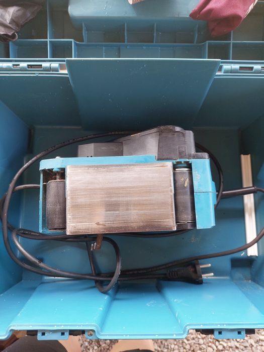 Ленточная шлифмашинка Makita