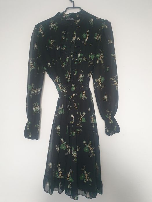 Rochie neagra cu detalii inflorate