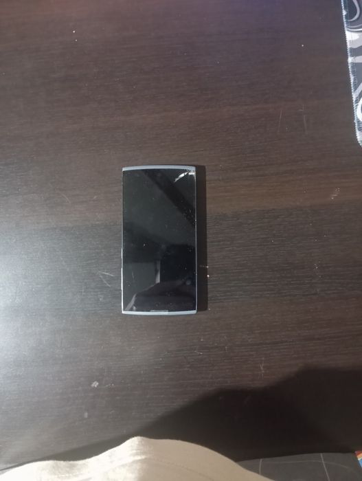 Telefoane stricate si unul functional