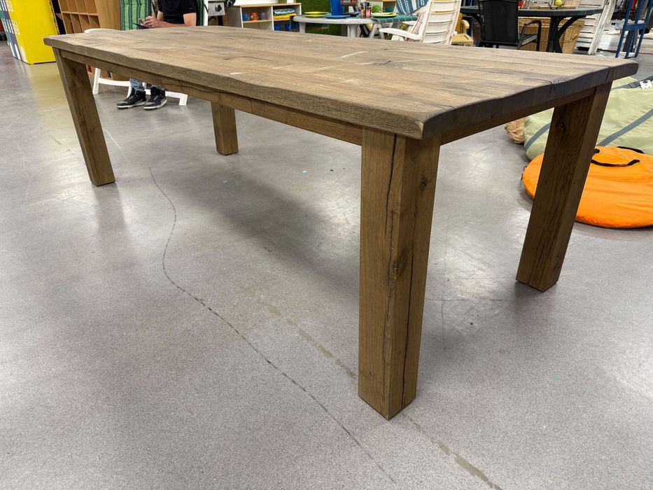 .Дървена дъбова маса