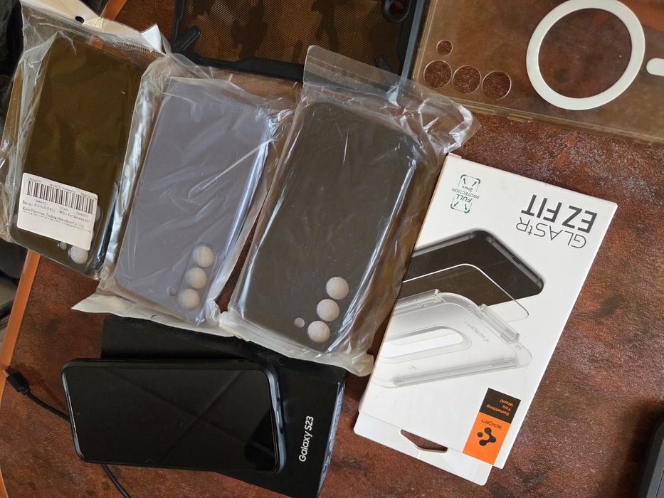 Samsung Galaxy S23 ca nou, impecabil, cu 6 huse + folie cadou