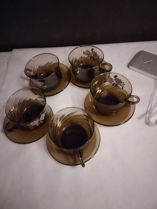 5 чайных чашек с блюдцами