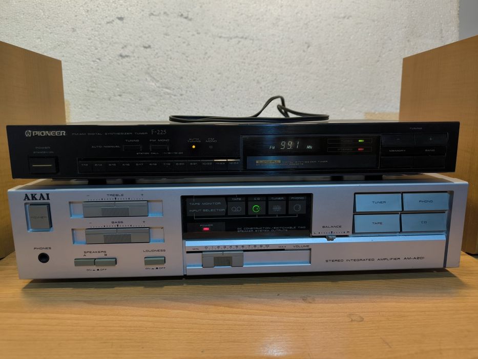Усилвател Akai AM-A201 с тунер Pioneer F-225