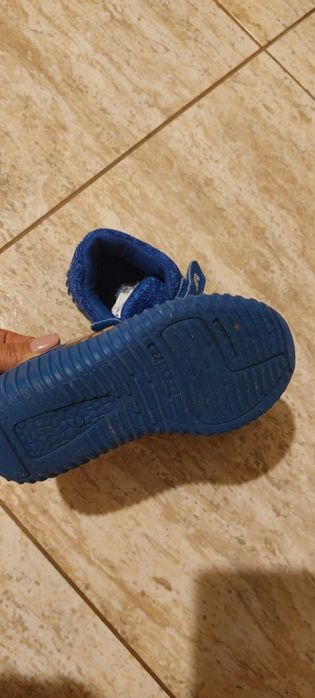 Adidasi baietel marimea 24