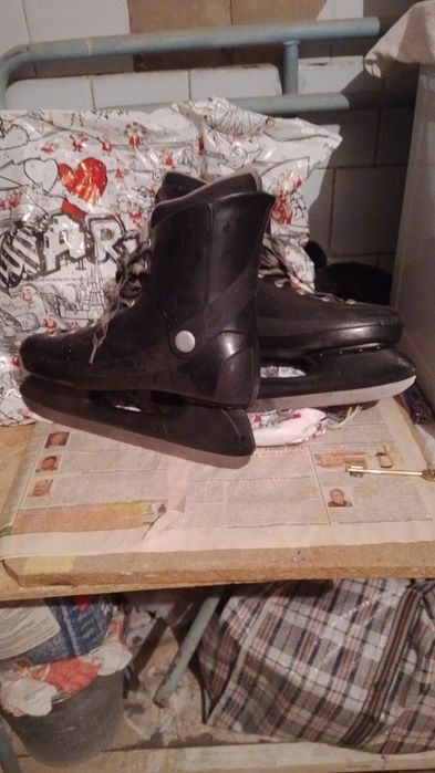 Меняю коньки на деньги.