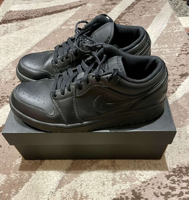Jordan 1 low triple black