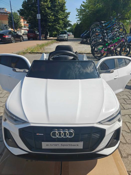 AUDI Акумулаторен джип Audi Sportback бял