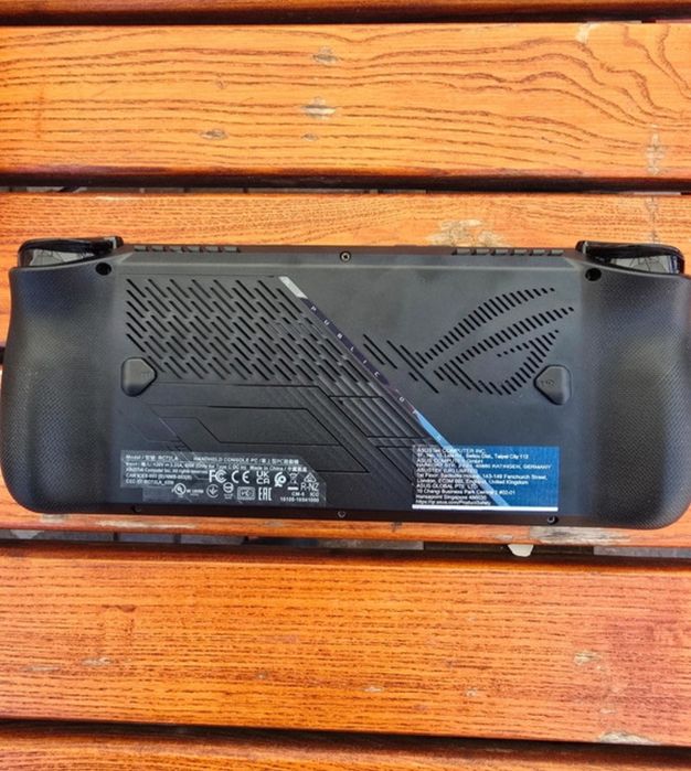 Vând consola portabila asus rog ally x