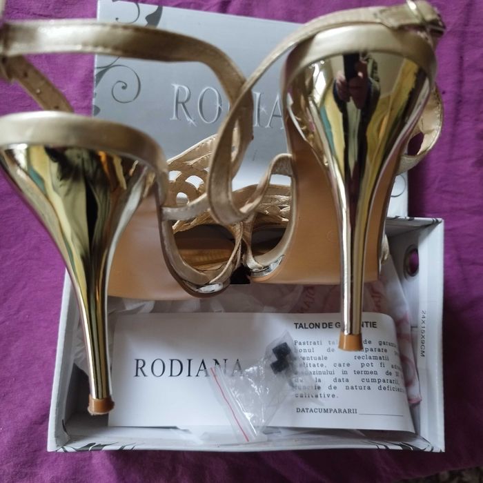 Елегантни дамски обувки с висок ток,нови.