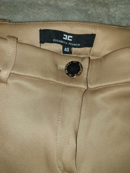 Ofer spre vânzare pantaloni de brend !