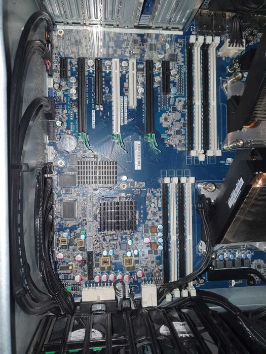 Workstation HP Z840 2 CPU  Intel Xeon Processor E5-2699 v4 22 cores/88 threads 2.20 GHz la 3.60 GHz 55Mb Cache