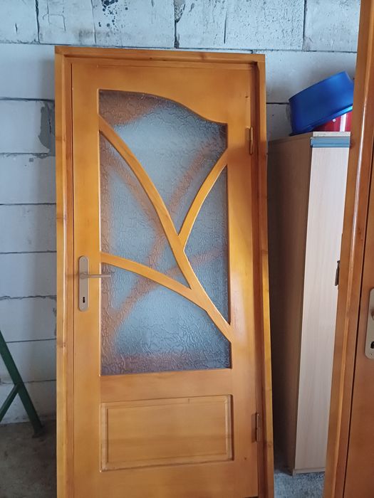 Vand 4 usi de brad,1 m90 pe 88