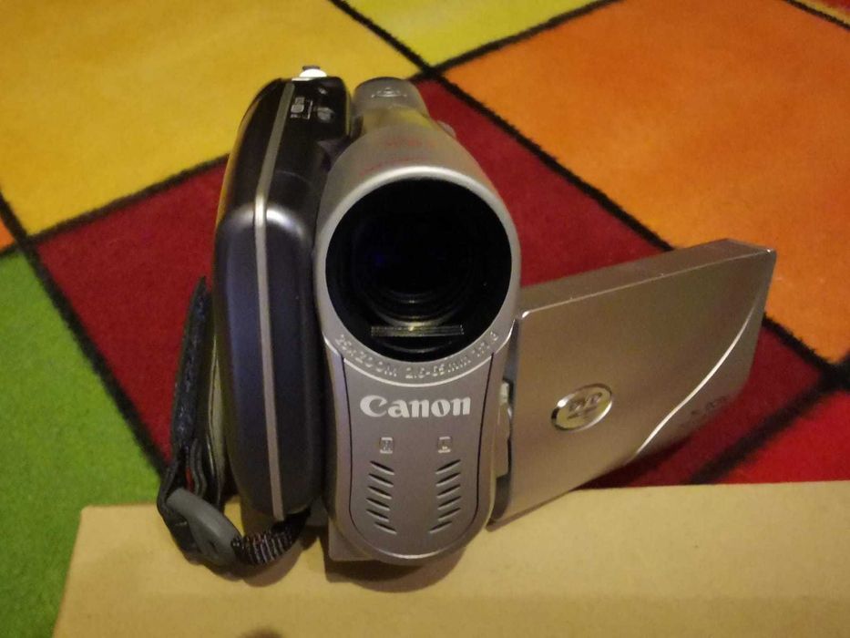 Видеокамера Canon DC100