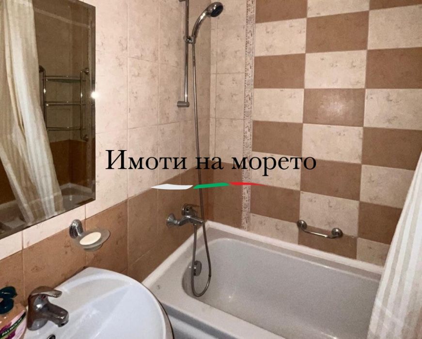 Продава се просторен двустаен апартамент с гледка към басейна в