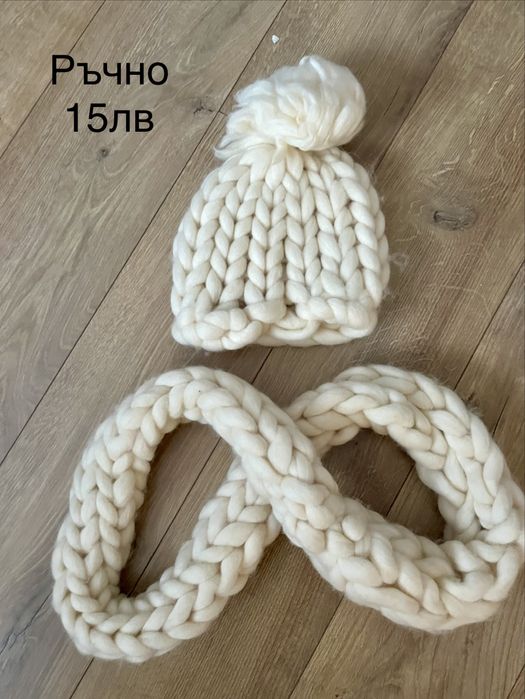 Шапки, шалове на символични цени