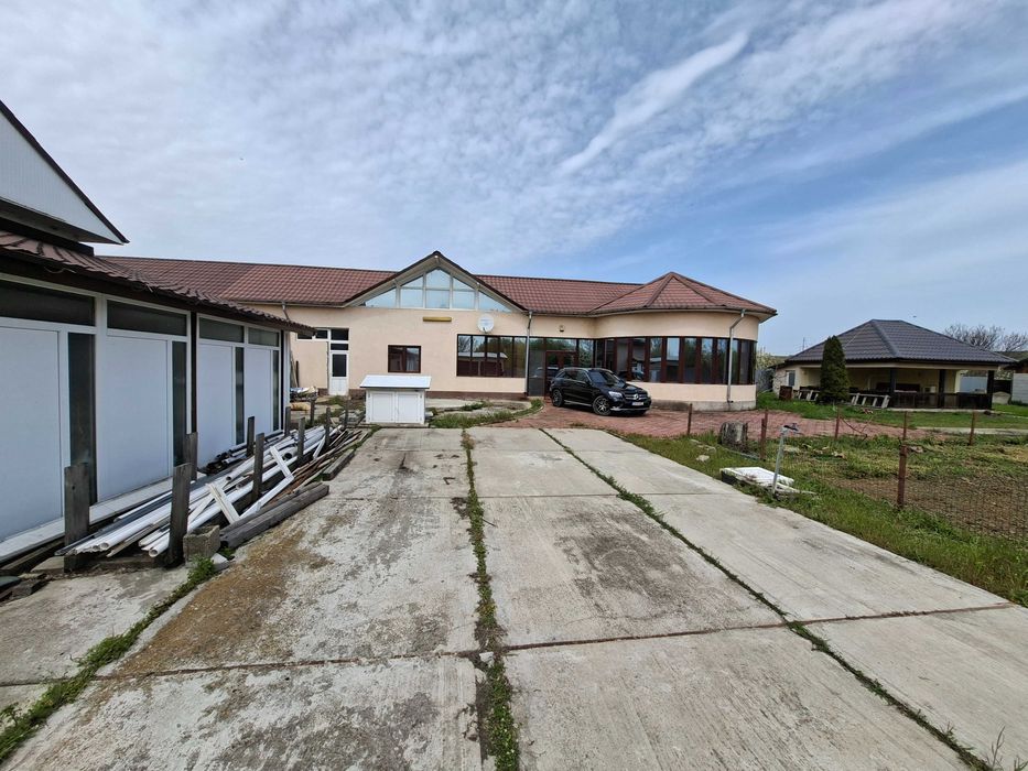 Spațiu comercial 396 mp + Vilă 123 mp + Teren 5000 mp, deschidere 33 ml
