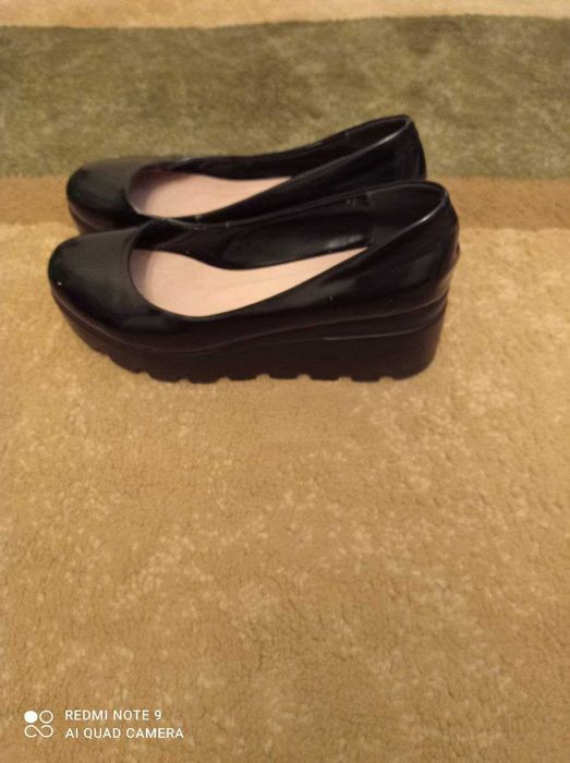 Кроссовки и туфли для девушек