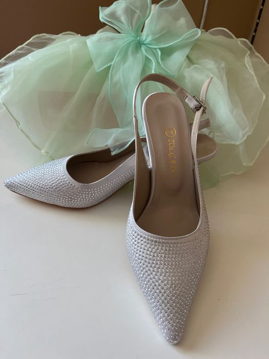 Официални обувки със сребърни камъни
