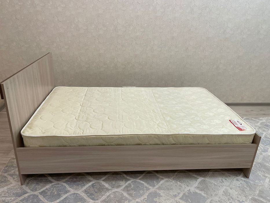 Продам кровать с матрасом