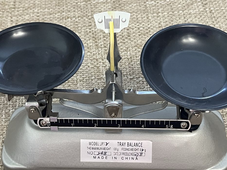 Настольные весы и набор гирек