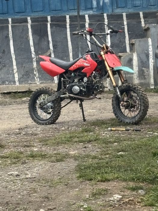 Vând motocicletă Cross 125, cadru mediu, în stare foarte bună