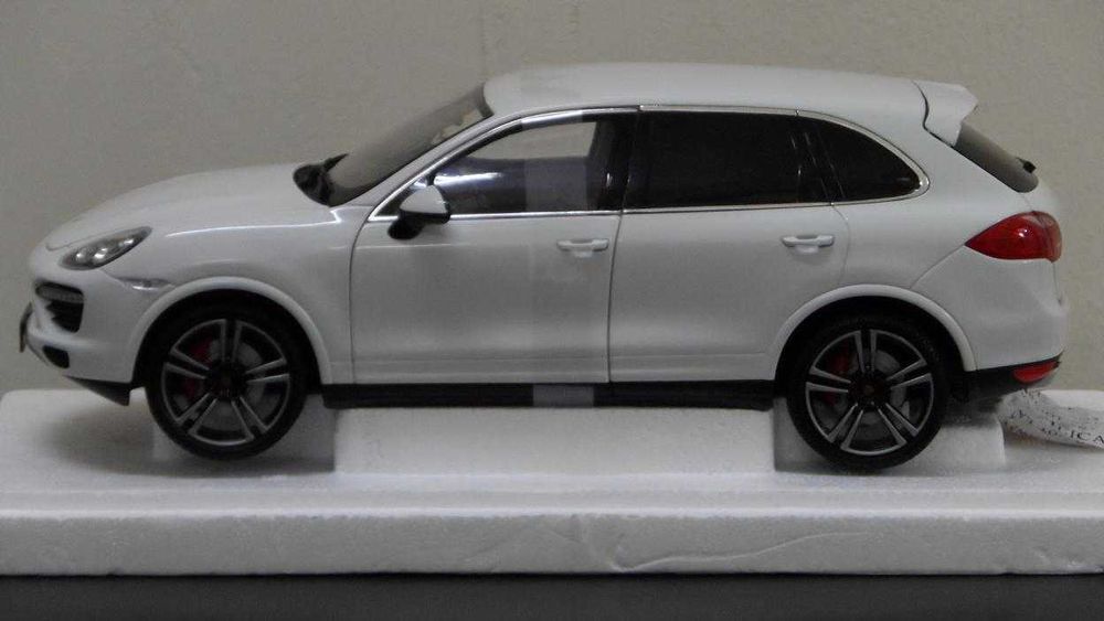 1:18 Porsche Cayenne turbo S white.