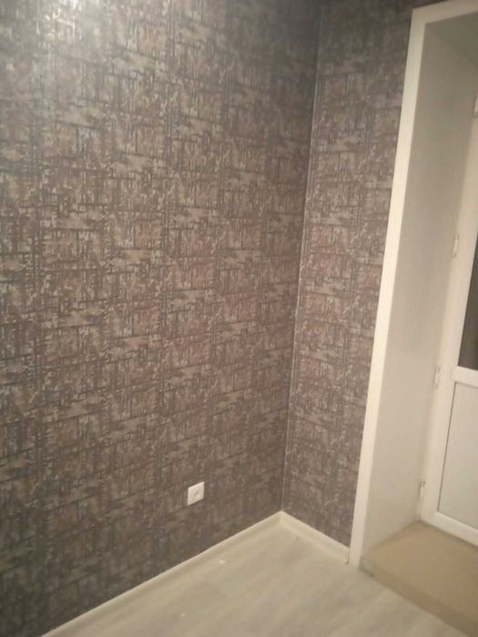 Поклейка  обоев, покраска потолков, стен.