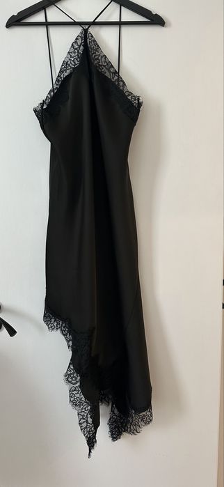 Черна сатенена рокля Zara