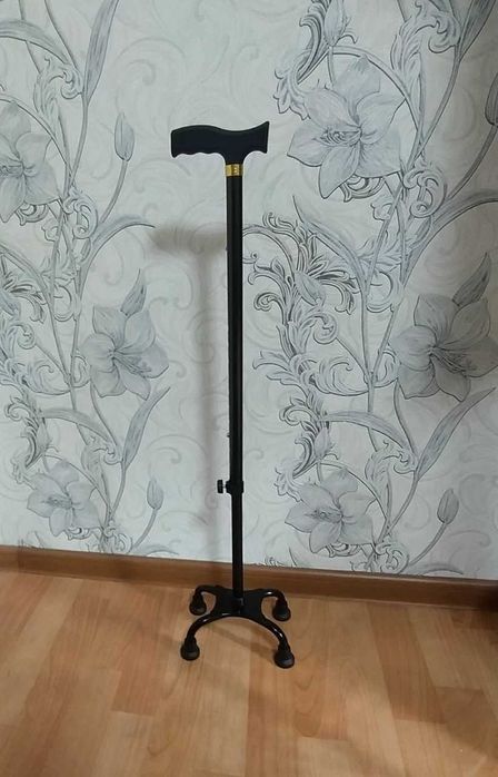 Доставка. Металлическая трость 4 ножки, четырёхопорный костыль