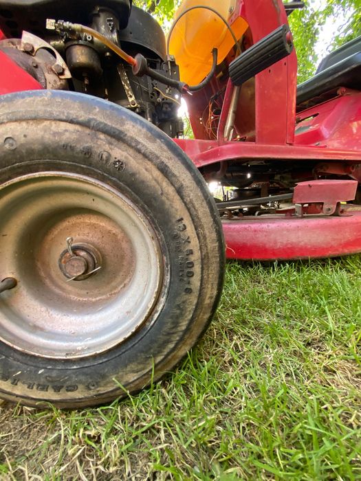 Tractor de tuns iarba