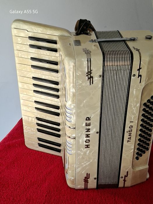 Hohner  48 basi cu un registru la palma acordat bandon