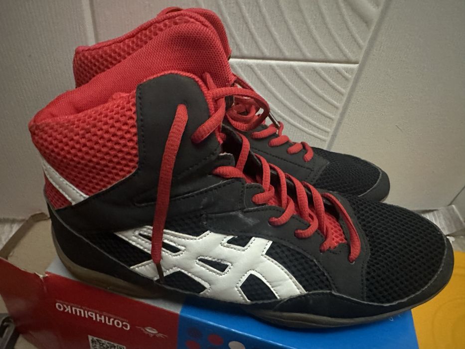 Продам борцовки asics новые