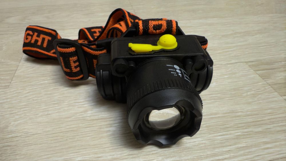 Фонарик с аккумуляторной батареей