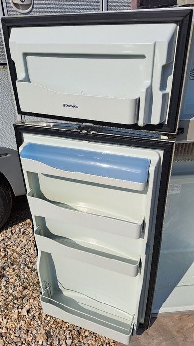 Продавам хладилник за каравана или кемпер.