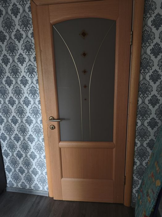 Продам две двери ,дерево