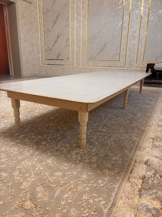 Новый стол сатылады ені 90, ұзындығы 2,50.  2 стол бар материялы MDF