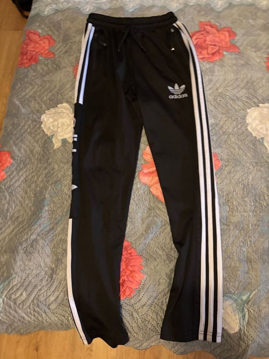 Адидас анцузи не носени