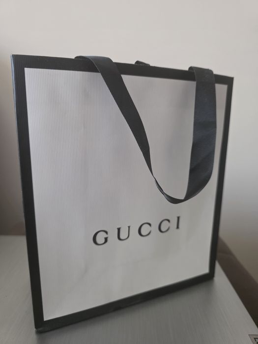 Син колан gucci .