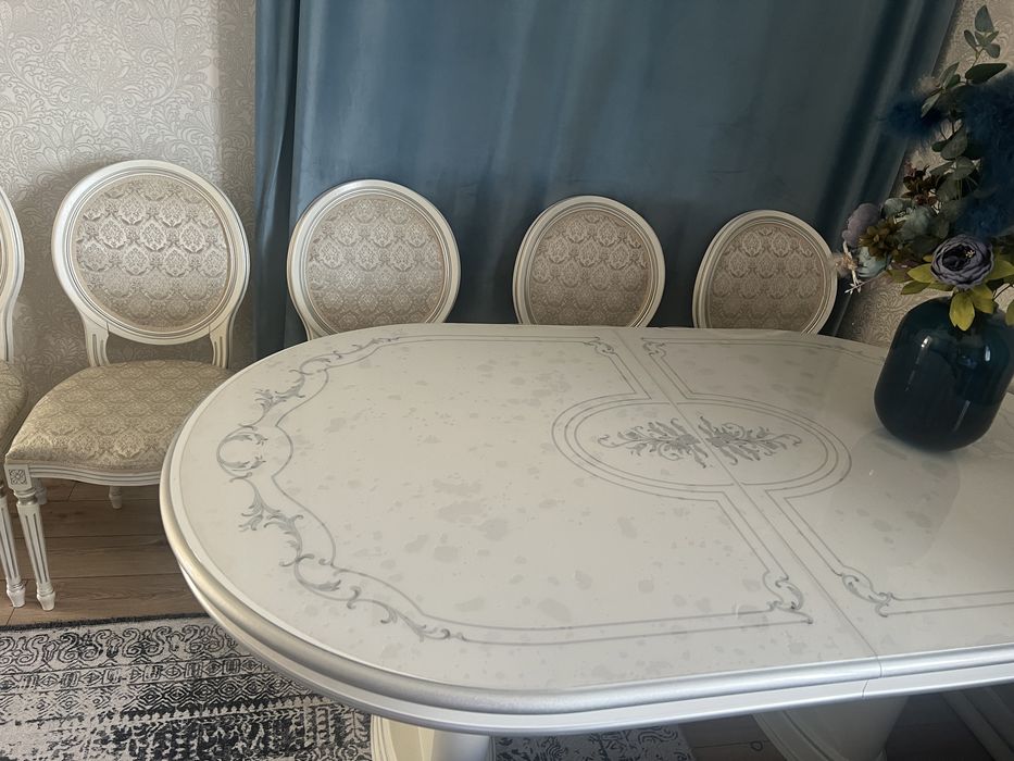 Продам стол со стульями . Стол раздвигается .