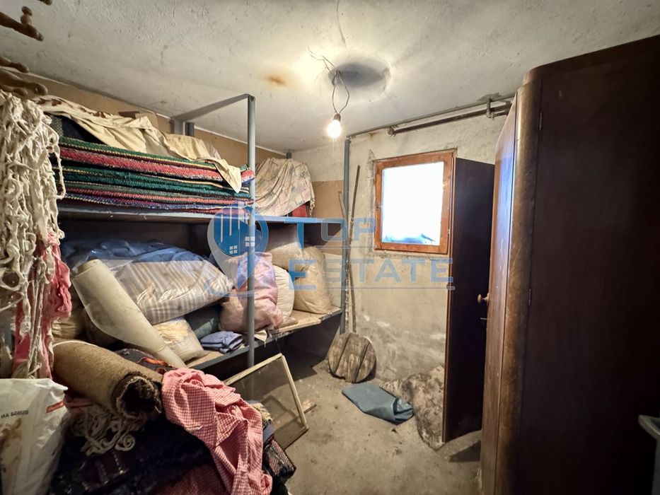 Масивна тухлена къща с кладенец и голям двор в село Ново Градище, обл