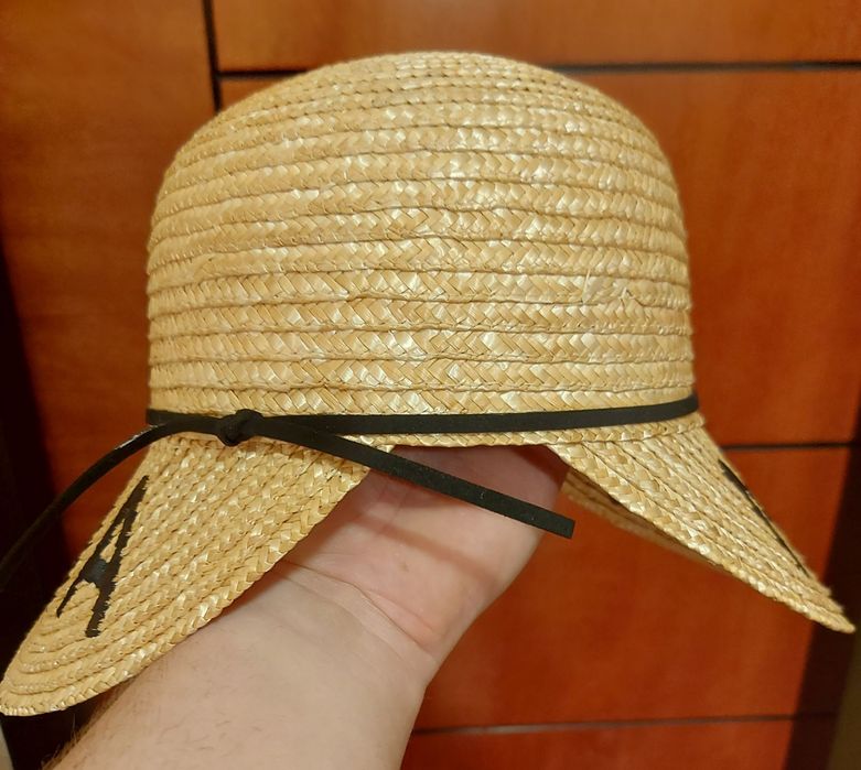 Плажна шапка на Chanel