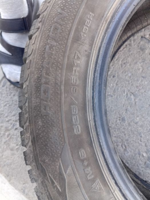 Авто шина в хорошем состоянии