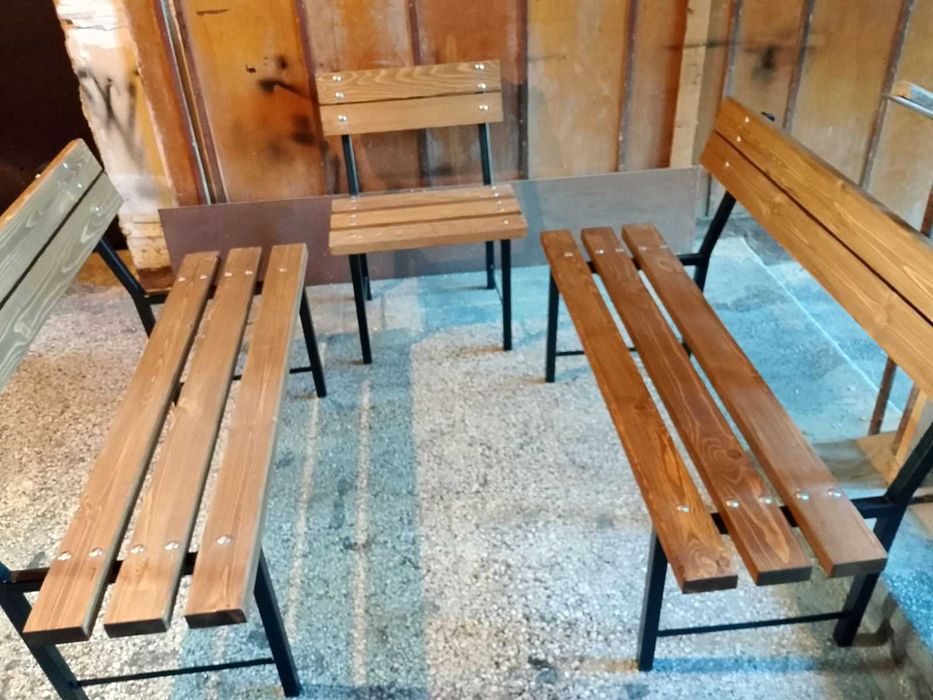 Метални крака за пейка или стол.