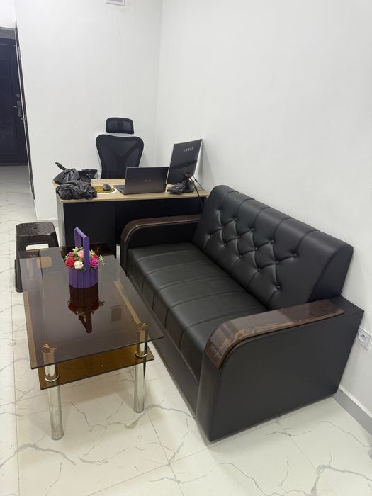 Srochno sotiladi, rabochiy stol, steklyaniy stol, stellaj